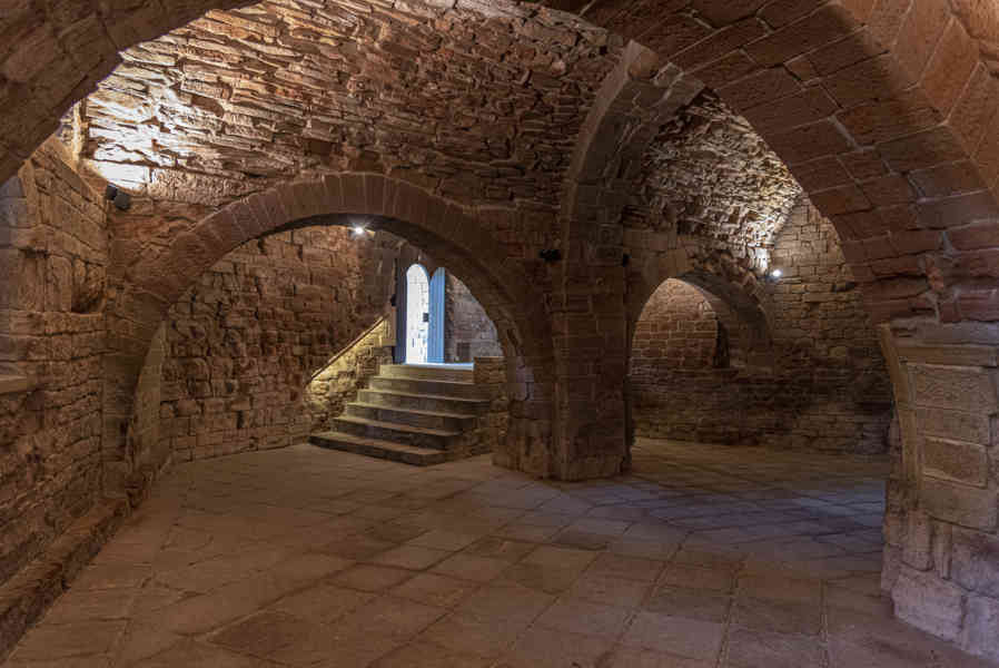 Huesca - real monasterio de San Juan de la Peña 10 - sala del Concilio.jpg